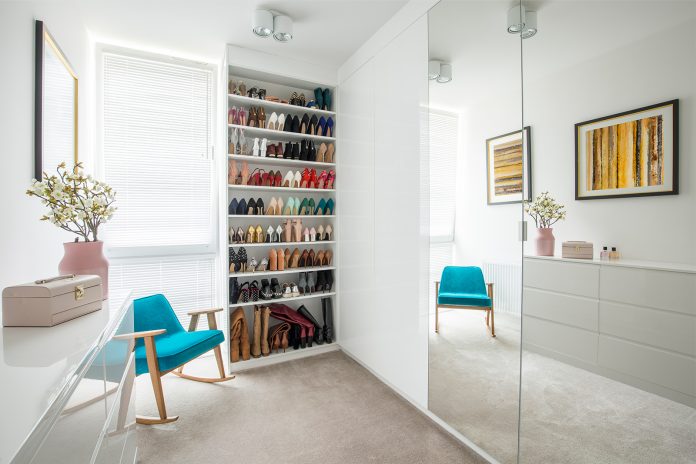 dressing-room-interior-with-mirror-PW4BZVG